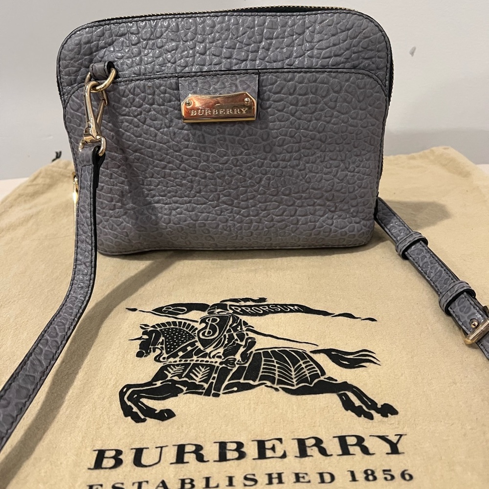 🌹*Authentic Burberry grey pebble leather crossbody bag.Make an offer